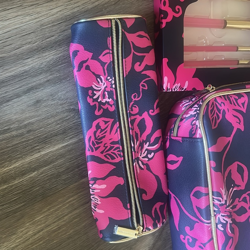 New Lilly Pulitzer Makeup Bag and Matching Case with Makeup Brushes - Picture 4 of 5